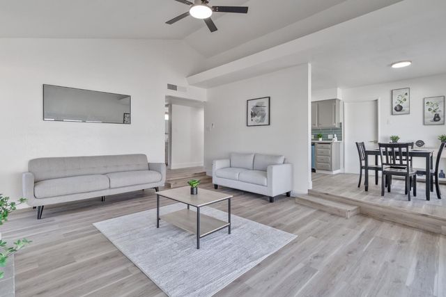 896 W Holland Avenue, Clovis, CA 93612