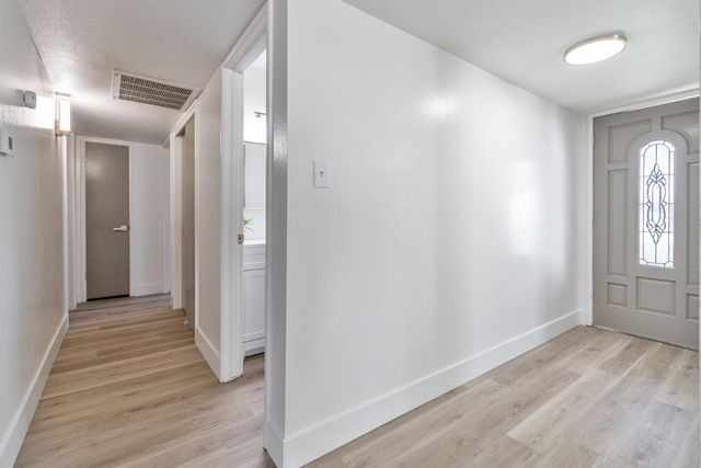 896 W Holland Avenue, Clovis, CA 93612