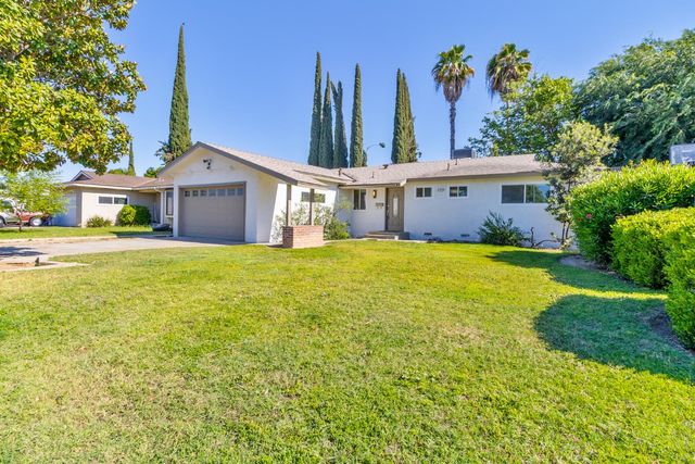 896 W Holland Avenue, Clovis, CA 93612