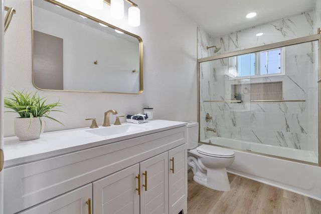896 W Holland Avenue, Clovis, CA 93612