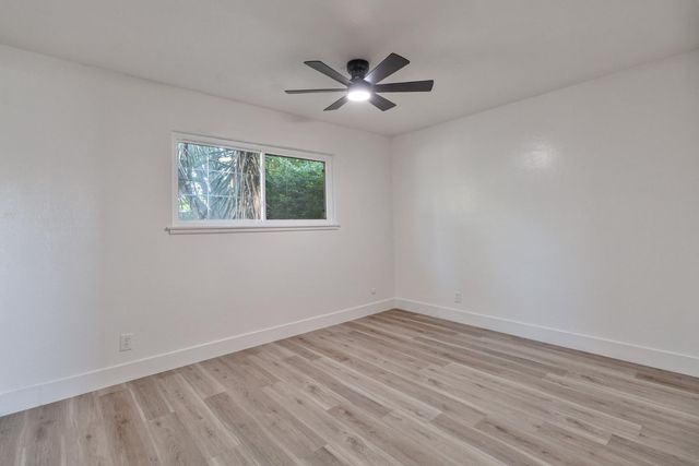 896 W Holland Avenue, Clovis, CA 93612