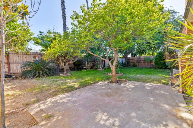 896 W Holland Avenue, Clovis, CA 93612