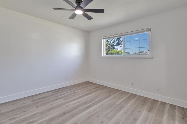 896 W Holland Avenue, Clovis, CA 93612