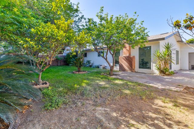 896 W Holland Avenue, Clovis, CA 93612