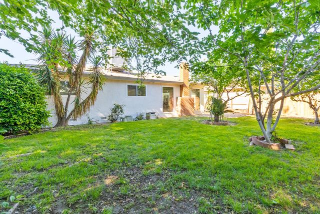 896 W Holland Avenue, Clovis, CA 93612