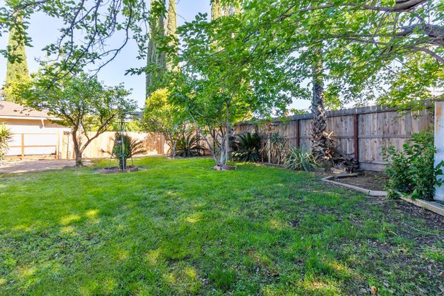 896 W Holland Avenue, Clovis, CA 93612