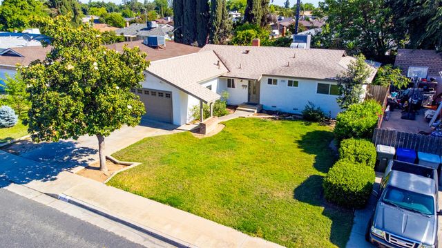 896 W Holland Avenue, Clovis, CA 93612
