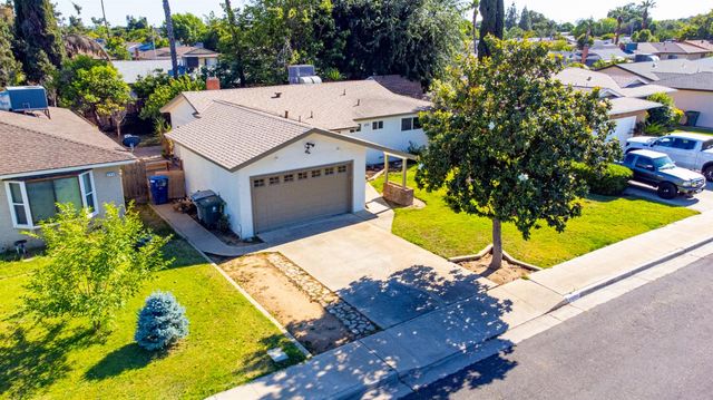 896 W Holland Avenue, Clovis, CA 93612