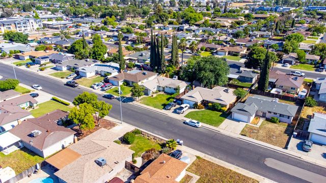 896 W Holland Avenue, Clovis, CA 93612