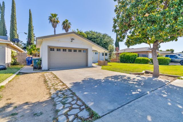 896 W Holland Avenue, Clovis, CA 93612