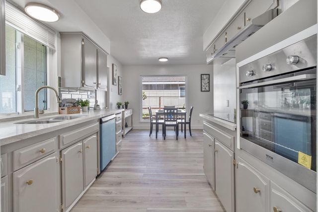 896 W Holland Avenue, Clovis, CA 93612