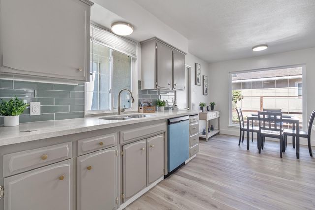 896 W Holland Avenue, Clovis, CA 93612
