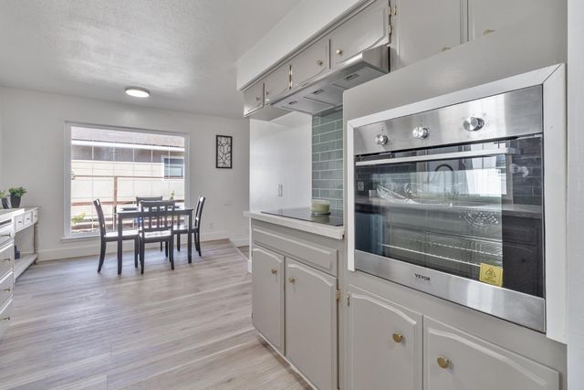 896 W Holland Avenue, Clovis, CA 93612