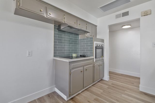 896 W Holland Avenue, Clovis, CA 93612