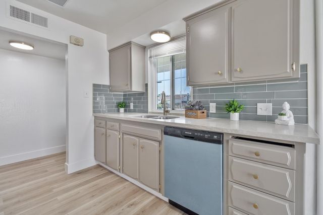 896 W Holland Avenue, Clovis, CA 93612