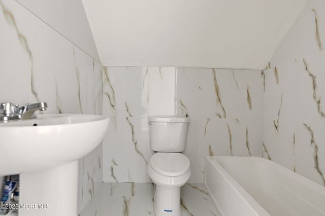 22 Oak Ridge Parkway, Toms River, NJ 08755