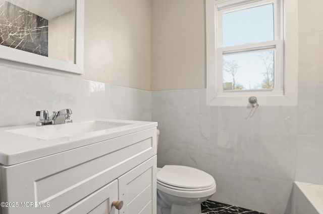 22 Oak Ridge Parkway, Toms River, NJ 08755