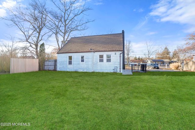 22 Oak Ridge Parkway, Toms River, NJ 08755