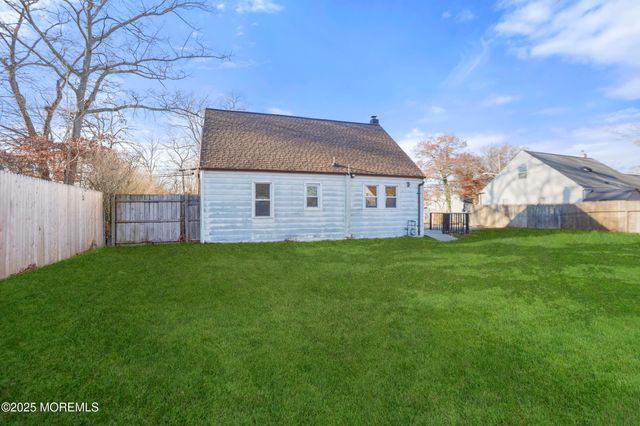 22 Oak Ridge Parkway, Toms River, NJ 08755