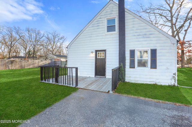 22 Oak Ridge Parkway, Toms River, NJ 08755