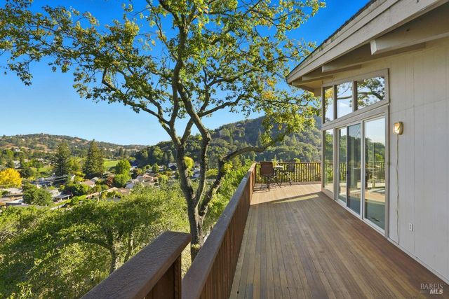 16 Burning Tree Dr, Novato, CA 94949