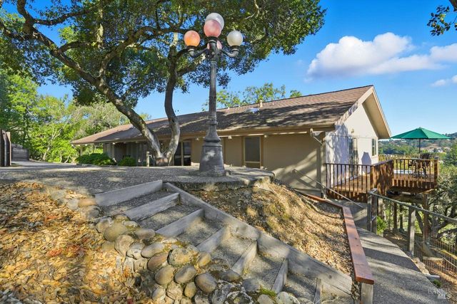 16 Burning Tree Dr, Novato, CA 94949