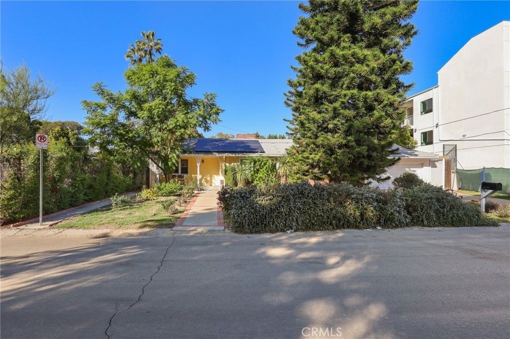 15719 Vose Street, Lake Balboa, CA 91406