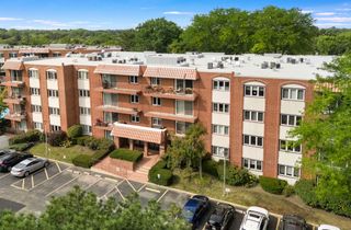 2066 SAINT JOHNS Avenue 301, Highland Park, IL 60035