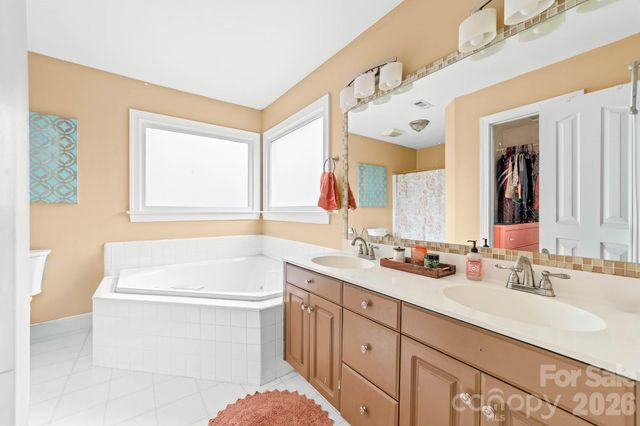 9907 Davis Lake Parkway, Charlotte, NC 28269