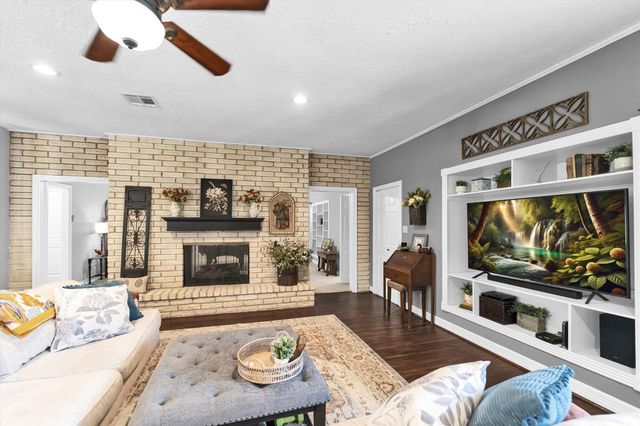 59 El Dorado Street, Panorama Village, TX 77304