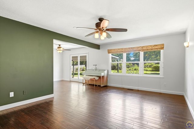 2536 SE Alexander DR, Topeka, KS 66605