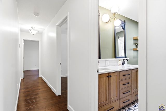 2536 SE Alexander DR, Topeka, KS 66605