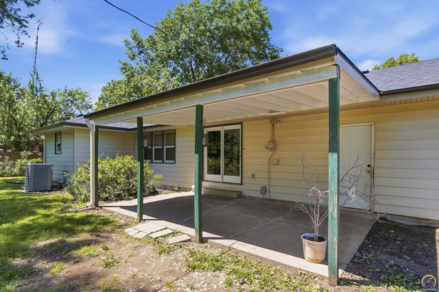 2536 SE Alexander DR, Topeka, KS 66605