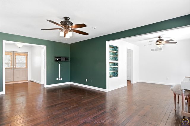 2536 SE Alexander DR, Topeka, KS 66605