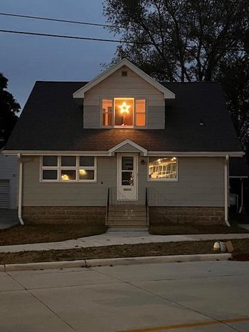 2152 Roosevelt AVENUE, Two Rivers, WI 54241