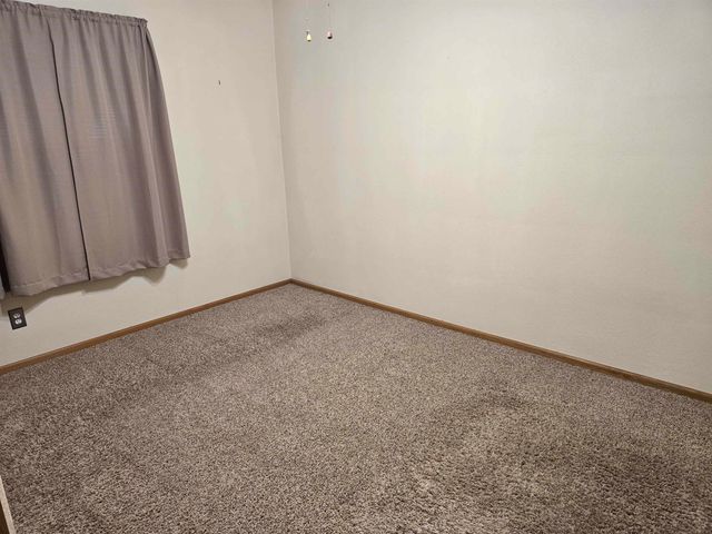 915 9th St NW, Minot, ND 58703