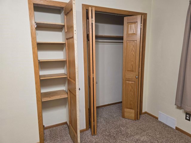 915 9th St NW, Minot, ND 58703
