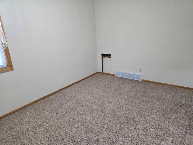 915 9th St NW, Minot, ND 58703