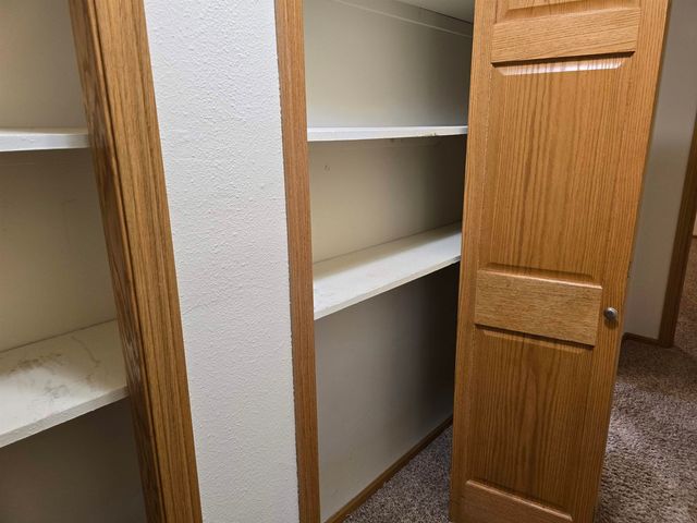 915 9th St NW, Minot, ND 58703