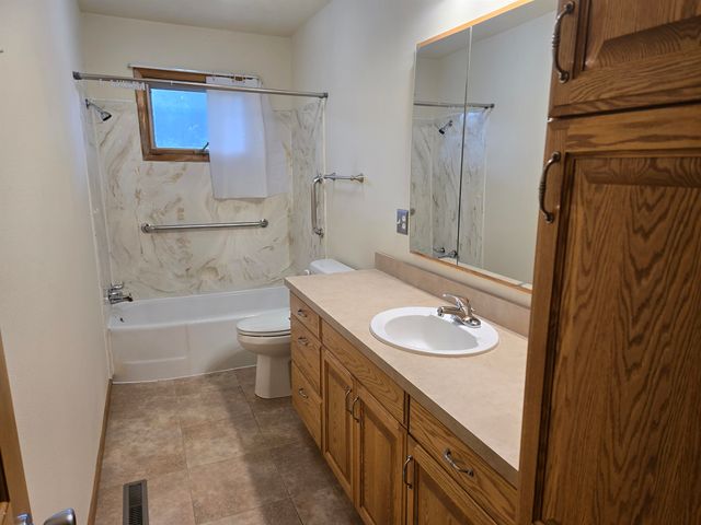 915 9th St NW, Minot, ND 58703