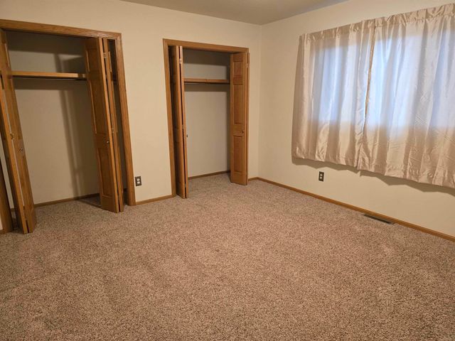 915 9th St NW, Minot, ND 58703