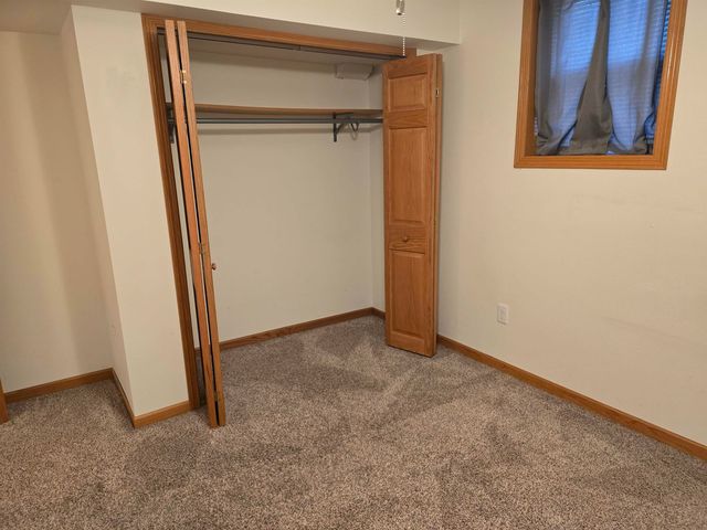 915 9th St NW, Minot, ND 58703