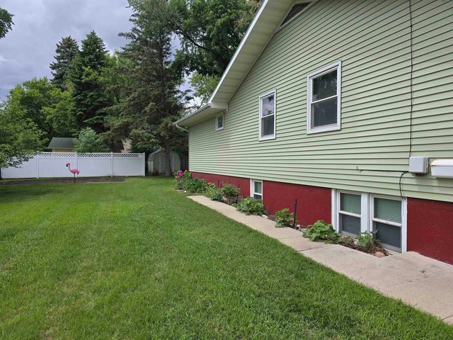 915 9th St NW, Minot, ND 58703