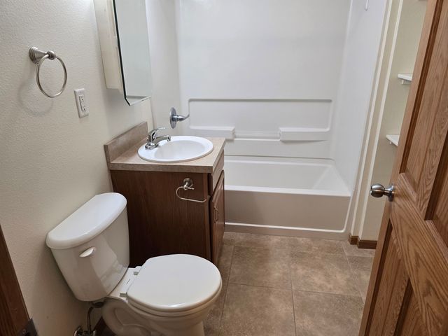 915 9th St NW, Minot, ND 58703