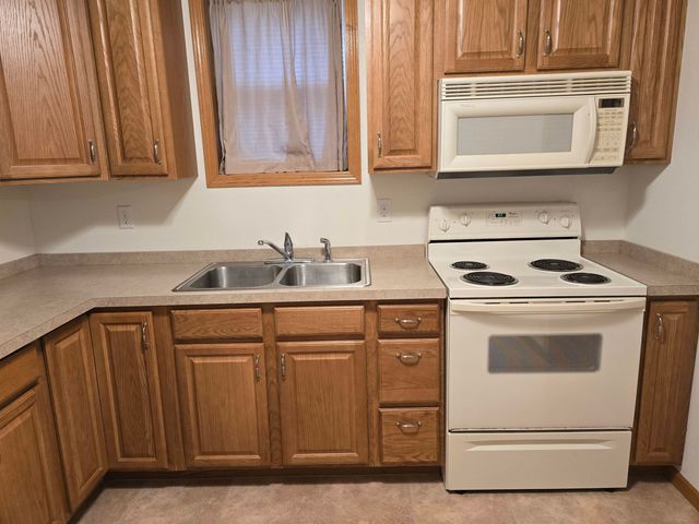 915 9th St NW, Minot, ND 58703