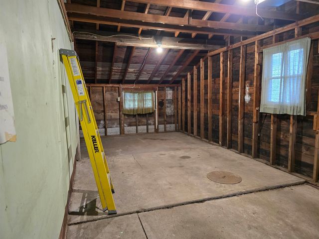 915 9th St NW, Minot, ND 58703