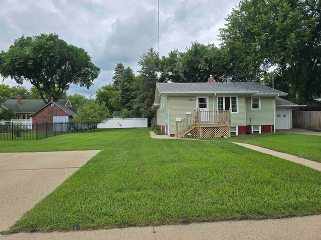 915 9th St NW, Minot, ND 58703