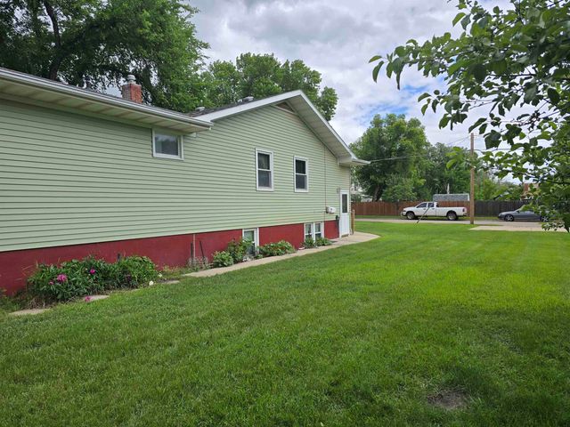 915 9th St NW, Minot, ND 58703
