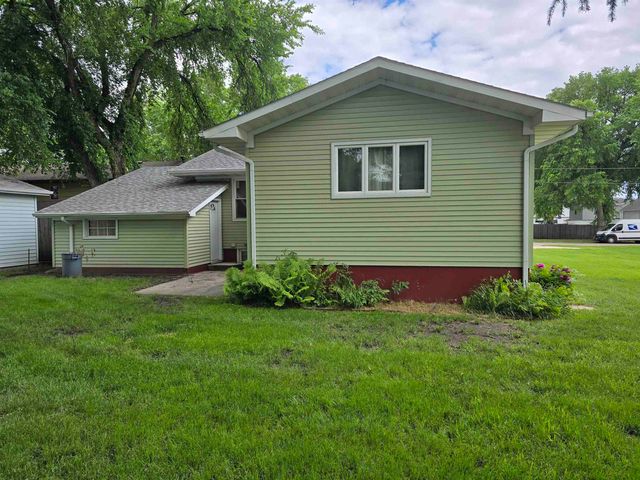 915 9th St NW, Minot, ND 58703