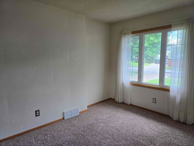 915 9th St NW, Minot, ND 58703